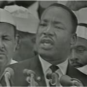 Martin Luther King derrière des micros.
