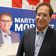 Marty Morantz devant son affiche électorale. 