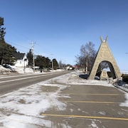 La rue principale de la communauté en hiver.