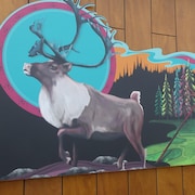 Une murale montrant un caribou prédominant.