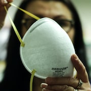 Gros plan sur un masque de protection N95.