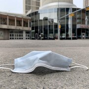 Un masque sur un trottoir du centre-ville de Calgary.