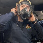 Un pompier qui porte un masque de protection respiratoire.
