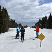 Quatre skieurs au sommet du Massif.