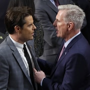 Matt Gaetz discute avec Kevin McCarthy au milieu de la Chambre des représentants.