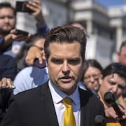 Matt Gaetz encerclé par des journalistes.