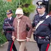 Le mafieux Matteo Messina Denaro, un tueur impitoyable, est arrêté par les policiers à Palerme.