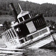 Photo d'archives du Mayflower, un bateau qui a sombré dans le lac Massawippi, en Estrie, à la fin du 19e siècle.