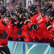 Des hockeyeurs célèbrent un but.