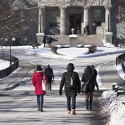 Des étudiants sur le campus de l'Université McGill.