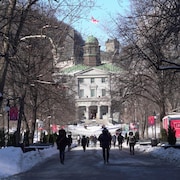 Des étudiants vont et viennent devant l'Université McGill en hiver.