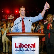 Le leader des libéraux Dalton McGuinty pendant un rassemblement avec ses partisans.