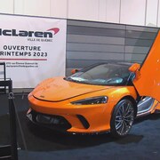 Une voiture McLaren orange.