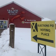 Une affiche indique l'entrée du bureau de vote à Wellington, dans la région Évangéline.