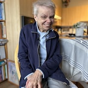 Une femme dans son salon.