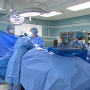 Une équipe médicale dans une salle d'opération.