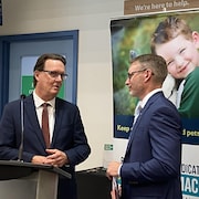 Le ministre  Everett Hindley et le PDG de l'Association des pharmacies de la Saskatchewan, Michael Fougere.