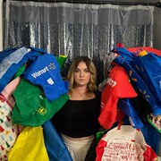 Megan Bishop tient des sacs réutilisables dans les mains.