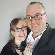 Melanie Francis et son amoureux sourient à la caméra.