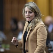 La ministre du Développement économique et des Langues officielles, Mélanie Joly, répond à une question lors de la période des questions à la Chambre des communes le lundi 23 novembre 2020 à Ottawa.
