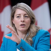 Mélanie Joly parle lors d'une conférence de presse.