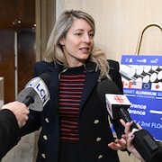 La ministre Joly répond aux questions des journalistes en arrivant au Sommet aluminium 2025 à Montréal, le 1er juin 2025.
