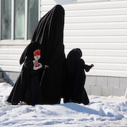 Des femmes membres de la communaut&eacute; juive ultraorthodoxe Lev Tahor rentrent chez elles &agrave; Chatham, en Ontario, le lundi 3 f&eacute;vrier 2014.