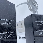 Une pierre avec plusieurs noms inscrits pour rendre hommage aux personnes assassinées lors de l'attentat.