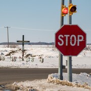 Un mémorial sur le bord de la route où l'accident d'autobus des Broncos de Humboldt a eu lieu, en Saskatchewan, le samedi 18 mars 2023.