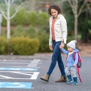 Une mère dépose son enfant à la garderie.