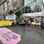Plusieurs personnes manifestent, banderoles en main.