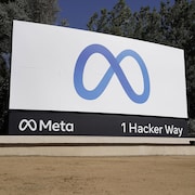 Le logo de Meta, la compagnie qui est propriétaire de Facebook, Instagram et WhatsApp devant son siège sociale à Menlo Park en Californie.