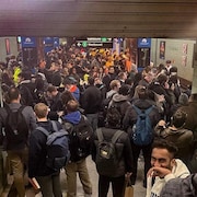 Une foule de personnes dans une station de métro à Toronto. 