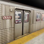 Une rame de métro arrêtée dans une station.