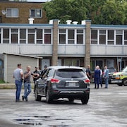 Des policiers discutent sur le site où le suspect a été abattu.