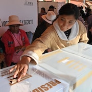 Une Autochtone otomi dans un bureau de vote du village de Jiquipilco el Viejo, municipalité de Temoaya, État de Mexico, lors des élections générales du 2 juin 2024.