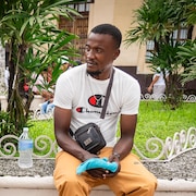 Les deux jeunes hommes sont assis dans un parc.