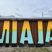 Le mot Miaja écrit en grosses lettres de bois coloré
