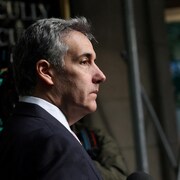 Michael Cohen regarde vers le côté.