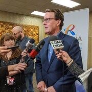 Le maire de Regina, Michael Fougere, répond aux questions des journalistes.