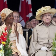 Michaëlle Jean et la reine lors d'une cérémonie à Halifax en 2010.