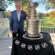 Michel Boucher avec la coupe Stanley.