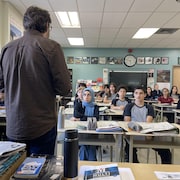 Michel Stringer avec ses élèves de l’École Sophie-Barat, une école publique du CSSDM.