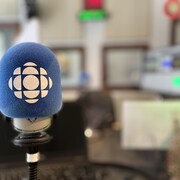 Un micro dans un studio de Radio-Canada.