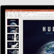 Un écran d'ordinateur affiche le logiciel PowerPoint et plusieurs diapositives en lien avec le télescope Hubble.