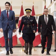 Justin Trudeau (à gauche), Brenda Lucki (au centre) et Ralph Goodale (à droite).