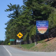 Un panneau annonce la délimitation de la communauté mohawk de Kanesatake et de la municipalité d'Oka.
