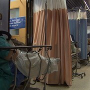 Une patiente attend sur une civiève dans une salle d'urgence d'un hôpital