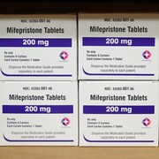 Des boîtes de mifépristone sur une tablette.