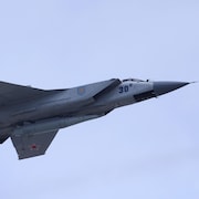 Un avion de chasse russe MiG-31 équipé d'un missile hypersonique Kinzhal survole la place Rouge lors d'une répétition pour un défilé aérien.